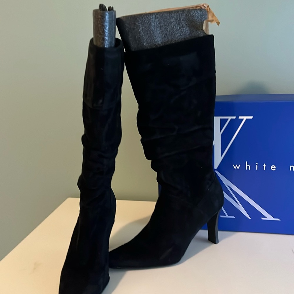 White Mountain black boots size 6M.